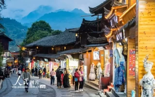 贵州雷山：西江千户苗寨夜景璀璨把师范生当猴耍？杭师大招聘现场：排队3小时却被告知“没资格”